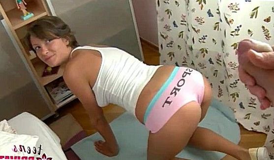 Танита достигает кульминации, раздеваясь до гола и мастурбирует мохнатку, порно видео