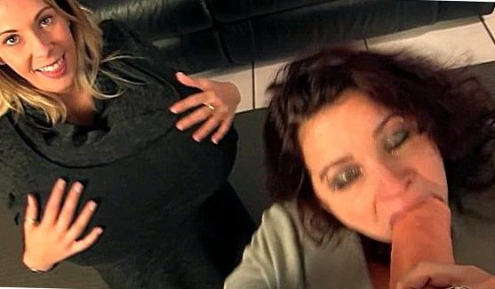 Дамочка в очках начала сосать возбужденный хуй и дрочить его руками, а после и вовсе отдалась в бритую пизду раком и приняла сперму внутрь, порно видео