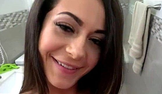 Брюнетки: Она залезла в ванную, и скинув с себя одежду, начала ласкать плоскую грудь, порно видео