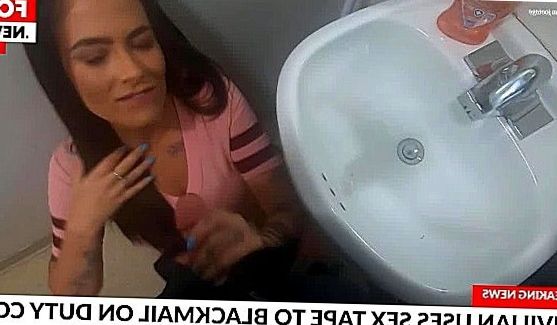 Зрелая казашка в цветастом нижнем белье сидит на табуретке возле стенки и дрочит свою дырку, порно видео