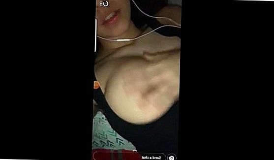 Женщина устроилась с мужем в постели, где сняла трусики, явно показав свои намеренья, порно видео